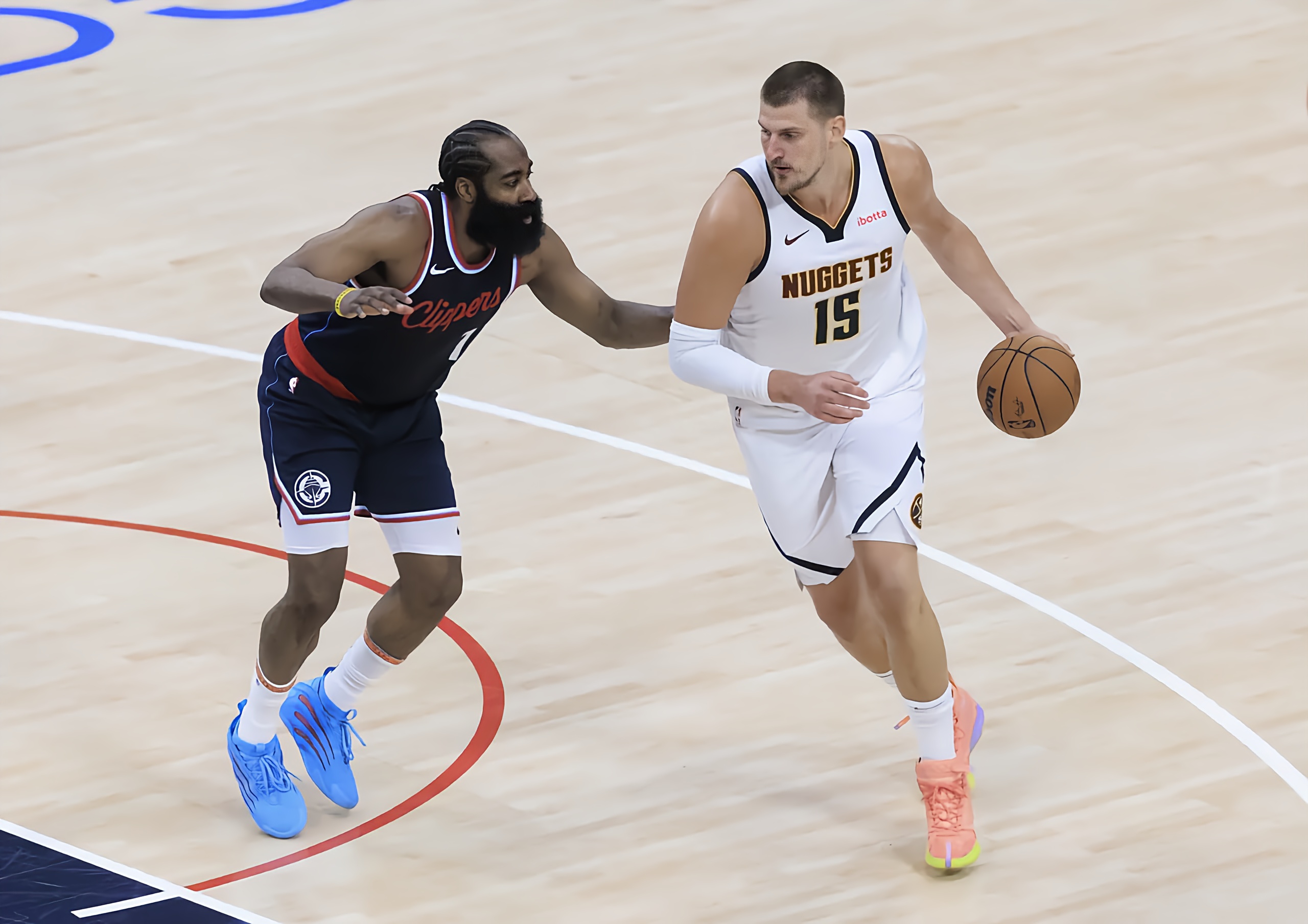 爱游戏官方登录入口 -包含国际比赛日体能课后，洛杉矶快船篮板制胜备战NBA季后赛，气氛紧张，细节决定成败的词条